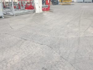 spękana posadzka betonowa PRZED naprawą