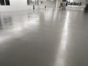 Stara posadzka betonowa PO naprawie w systemie posadzki żywicznej sypanej