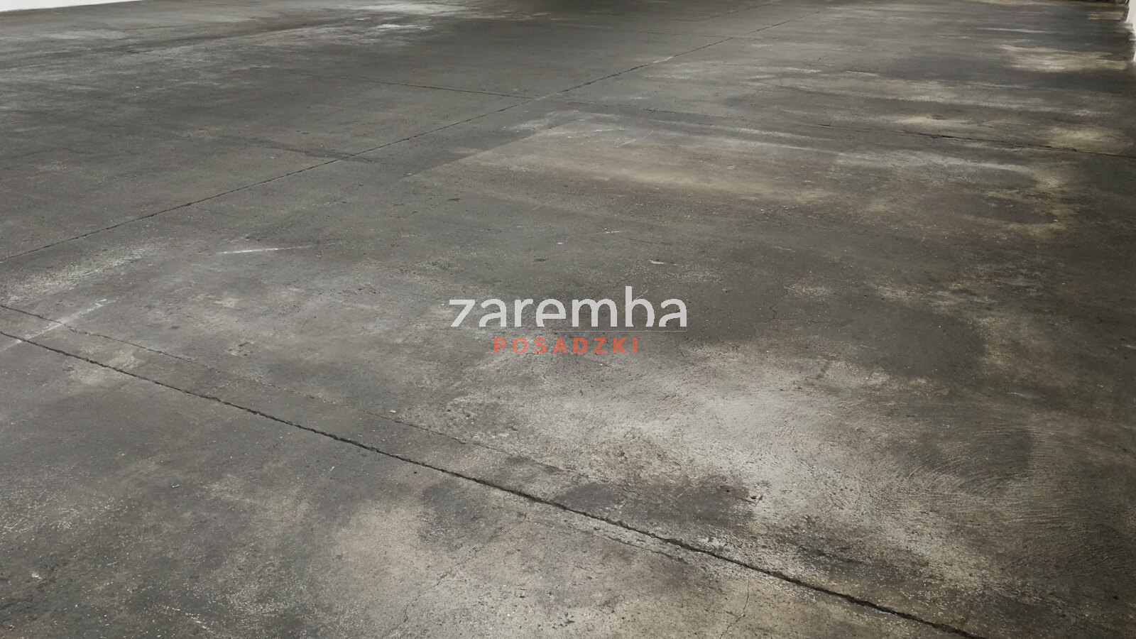 posadzka przed renowacją - żywiczny kamienny dywan