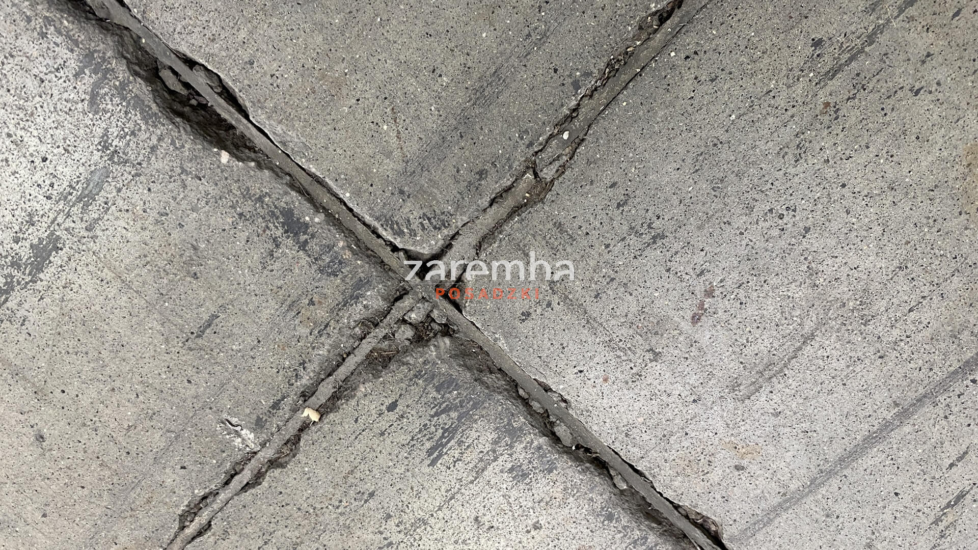 wykruszone krawędzie dylatacji - stadium ostatnie