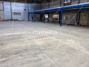 Hala produkcja Euroline PRZED renowacją posadzki