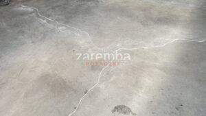 posadzka hali warsztatowej PRZED renowacją